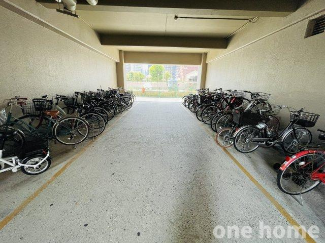 ジャルダン東淀川の駐輪場|◆駐輪場は屋内にあり、自転車が雨風にさらされる心配がありません！
◆最新の空き状況など、詳細につきましてはお気軽にお問い合わせください！