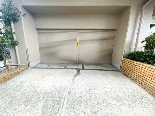 ジャルダン東淀川の駐車場|◆マンションエントランスの隣にシャッター付きの駐車場があります！駐車場からお部屋までの動線もスムーズ♪