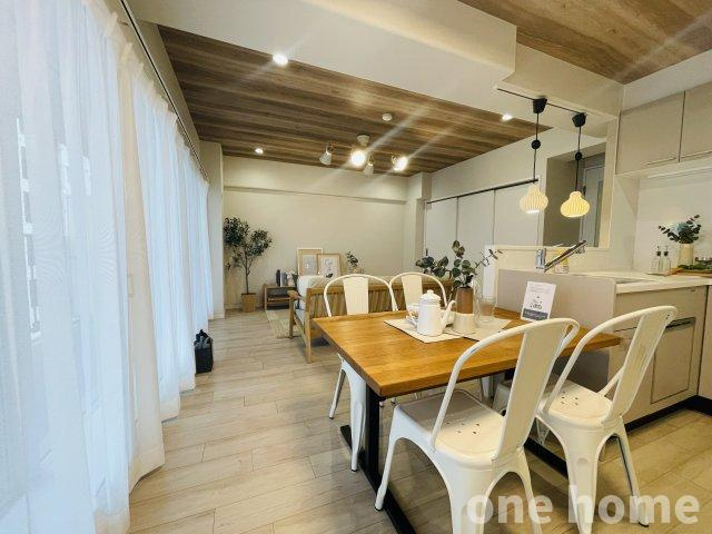 ジャルダン東淀川の居間・リビング|◆LDK 別角度です！天井に施されたクロス・ペンダントライトなど、ワンランク上の高級感を演出♪
◆南側バルコニーから陽光差し込む明るい空間です！