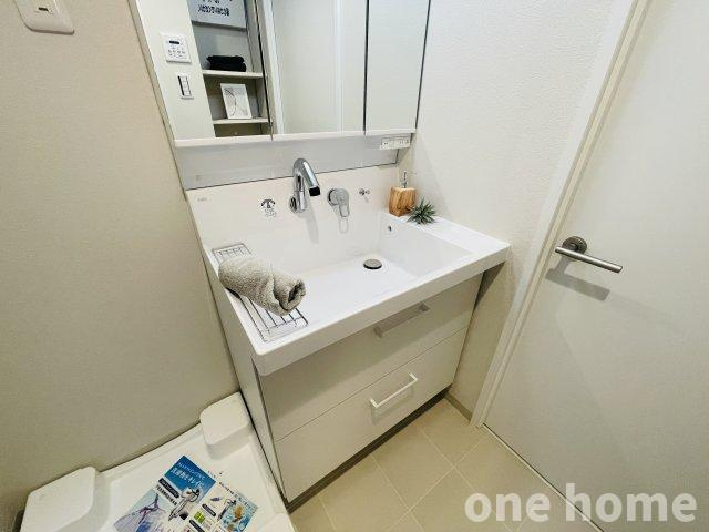 ジャルダン東淀川の独立洗面台|◆新調された三面鏡の洗面化粧台です！水栓が壁付けタイプでお手入れラクチン♪
◆水切りラックがあり濡れたものを置くなど重宝します！