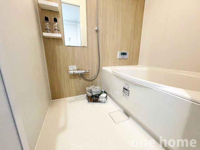 ジャルダン東淀川の浴室|◆新調された浴室です！追い焚き機能付きでいつでも温かな湯に浸かれます♪
◆浴室暖房乾燥機が完備され、ヒートショックも安心！寒い浴室から解放されます！