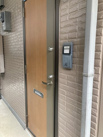 ハイツモナリエの玄関