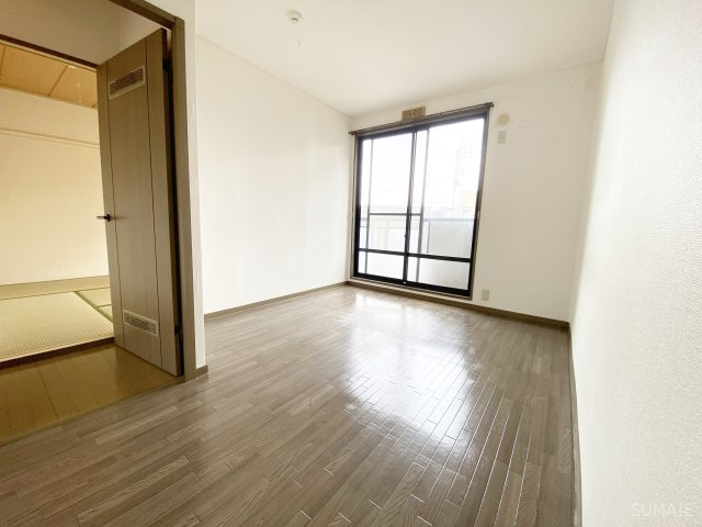 アトリオ北浦和の洋室|シンプルな内装です！