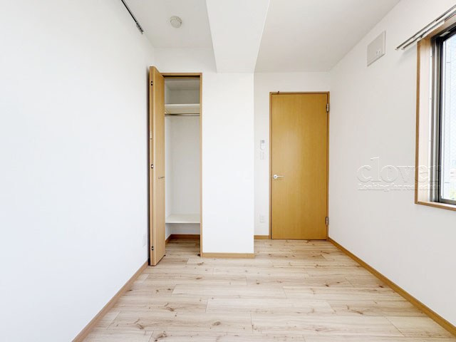 【収納】 | アイディ西馬込 | 洋室2　クローゼットの画像です。奥行きを含めた収納部分のサイズ感をぜひ現地にてご確認ください。～即日のご見学可能～　お問合せはお気軽にどうぞ。