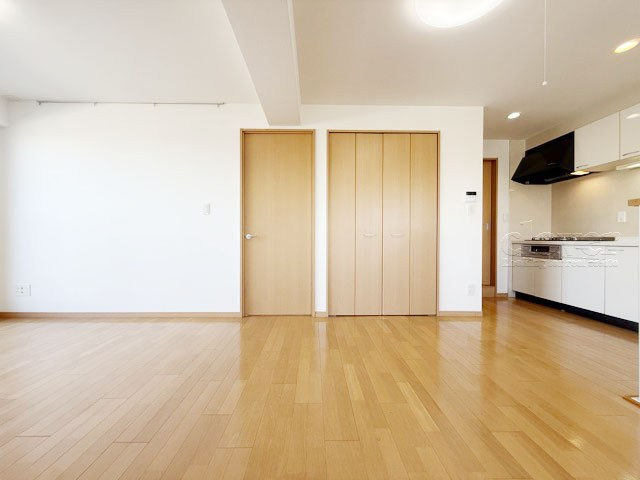【居間・リビング】 | アイディ西馬込 | くつろぎの空間であるLDKの様子。安心してくつろげるよう派手さは控えて、さりとて地味すぎもせず、あなたの生活を彩ってくれます。～即日のご見学可能～　お問合せはお気軽にどうぞ。