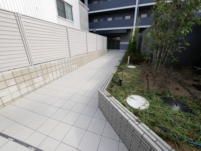 レジュールアッシュOSAKA新深江のエントランス