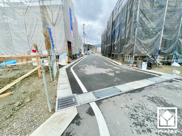 大津市雄琴５丁目　2期　11号棟の前面道路含む現地写真