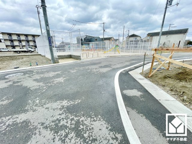 大津市雄琴５丁目　2期　11号棟の前面道路含む現地写真