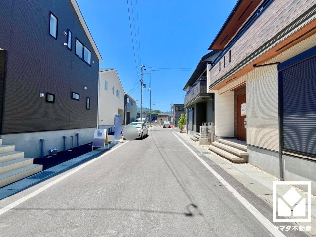 大津市雄琴５丁目　2期　11号棟の前面道路含む現地写真