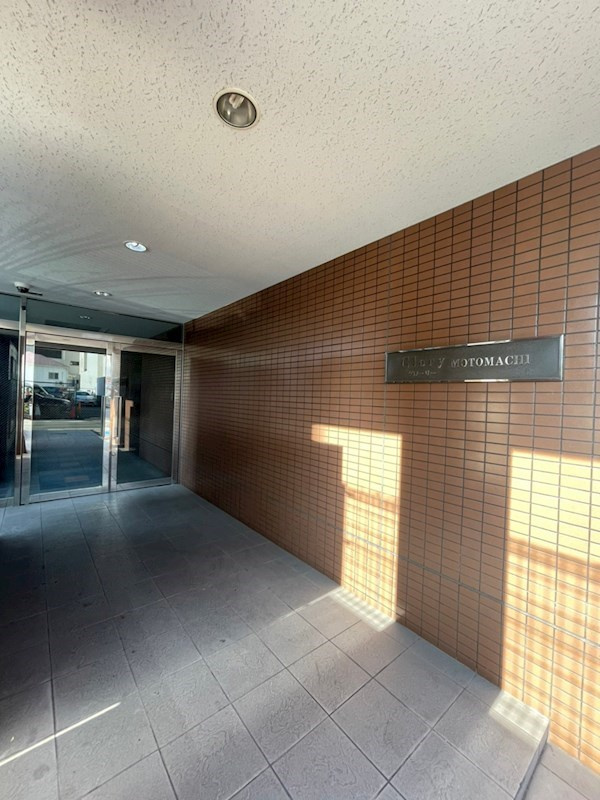 グローリー元町のエントランス