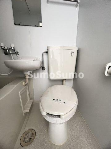クリフサイド西岡本のトイレ|ゆったりとした空間のトイレです
