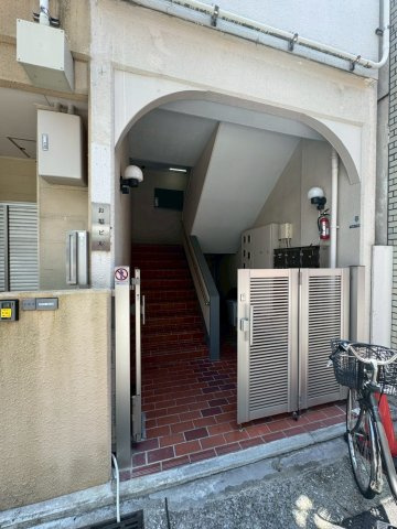 お福ビルのエントランス