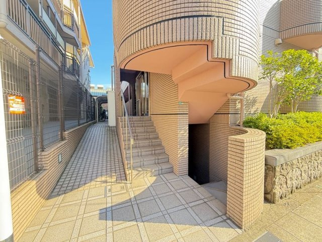 サンフォーレ岡本のエントランス