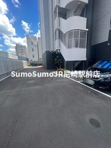エスリードレジデンス大阪ウエストコートの駐車場|駐車場があるので、車を買う予定の方も安心です