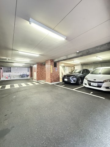 コスモプラザ三宮の駐車場