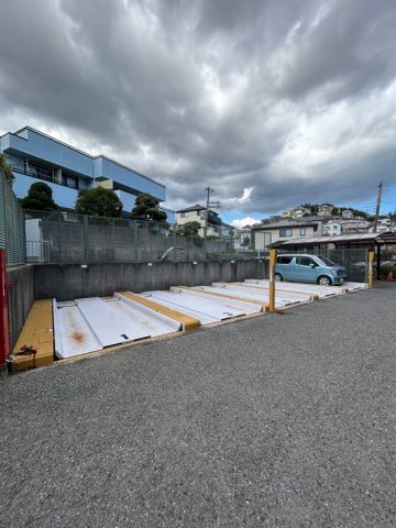 ガーデンコート楠ヶ丘の駐車場