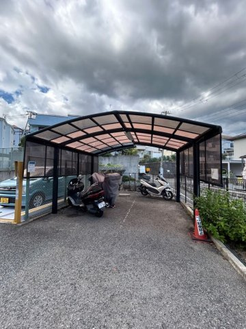 ガーデンコート楠ヶ丘の駐車場