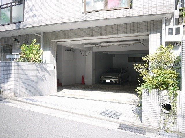 サンビルダー新神戸のエントランス