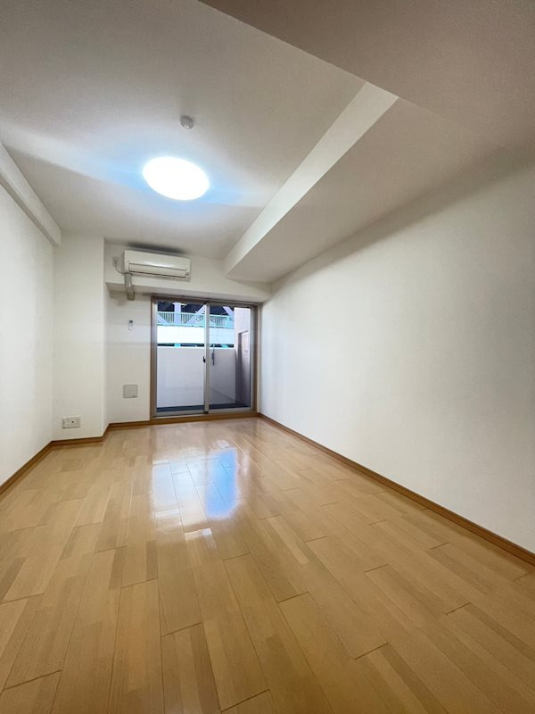 カスタリア三宮の居間・リビング