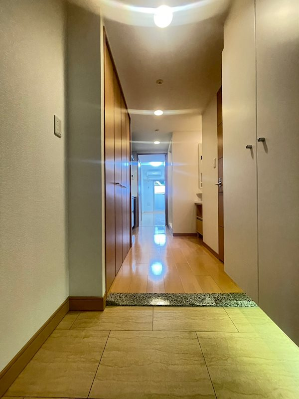 カスタリア三宮の玄関