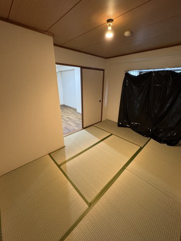 サンロイヤル湊川の和室