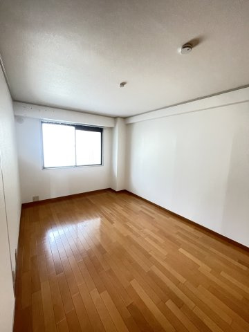 サカエハイツ六甲の洋室