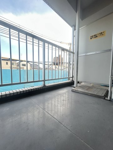 クレッシェンド岸地の駐車場