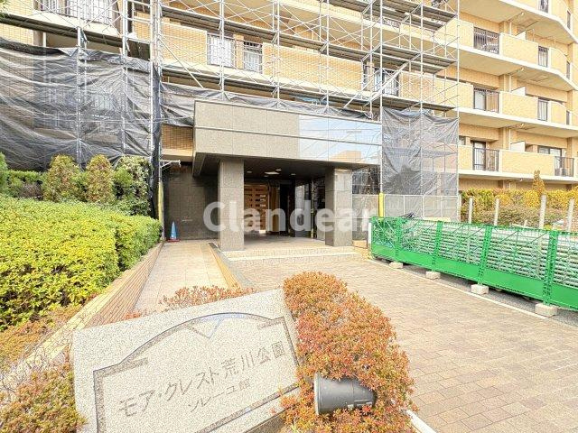 モア・クレスト荒川公園ソレーユ館のエントランス|ドキドキの新生活も、安心してスタート。ぴったりの住まいを見つけませんか？クランディアが一緒に住まい選びをサポートします‼　まずは、お気軽にお問合せください　＃クランディア