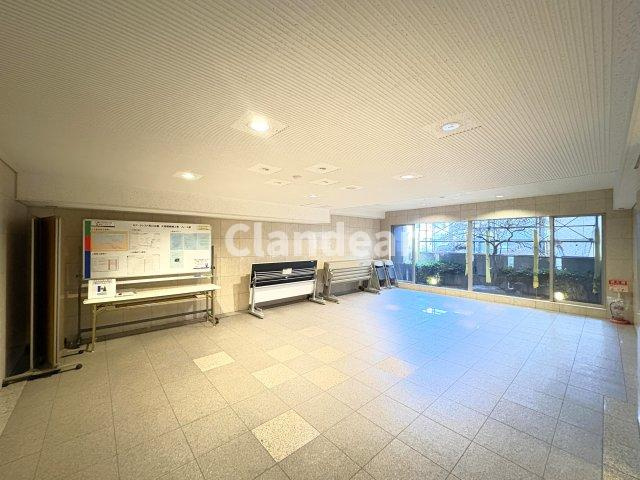 モア・クレスト荒川公園ソレーユ館のロビー|ドキドキの新生活も、安心してスタート。ぴったりの住まいを見つけませんか？クランディアが一緒に住まい選びをサポートします‼　まずは、お気軽にお問合せください　＃クランディア