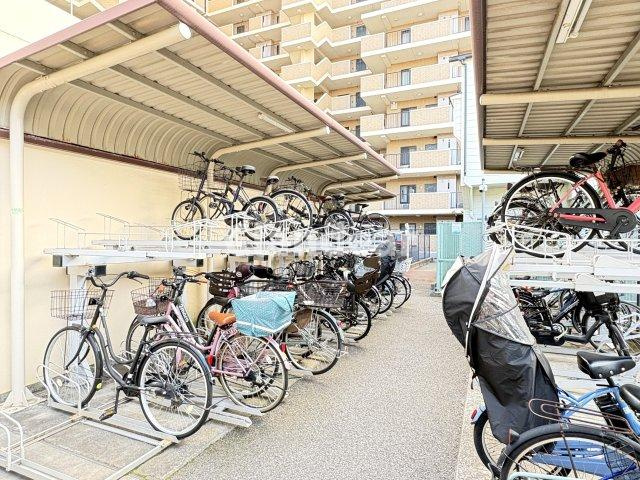 モア・クレスト荒川公園ソレーユ館の駐輪場|ドキドキの新生活も、安心してスタート。ぴったりの住まいを見つけませんか？クランディアが一緒に住まい選びをサポートします‼　まずは、お気軽にお問合せください　＃クランディア