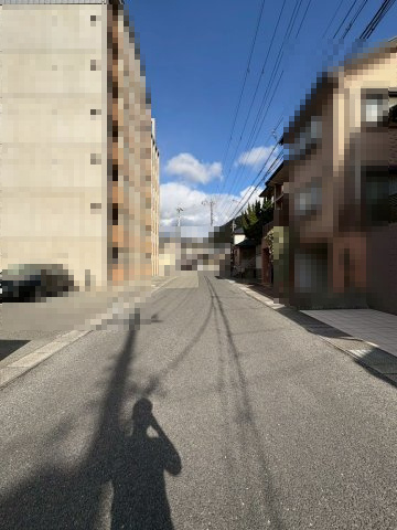 【成約済】亀岡市篠町馬堀駅前2丁目の前面道路含む現地写真|前道：幅員約6.0ｍで広々としております。