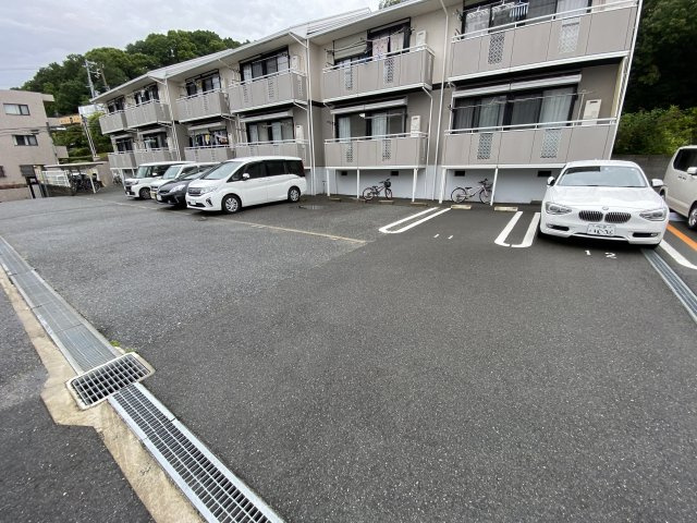 ガーデン・スマB棟の駐車場