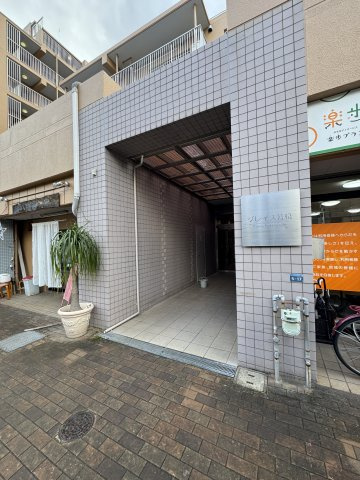 グレイス若松のエントランス