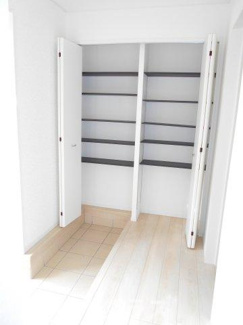 【玄関】 | 矢吹町東郷新築一戸建て2棟 | 収納もある玄関です