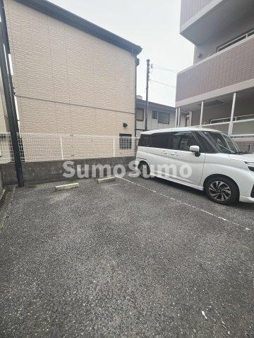 グランドール西岡本の駐車場