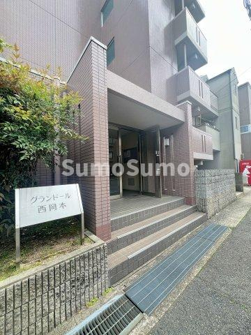 グランドール西岡本のエントランス