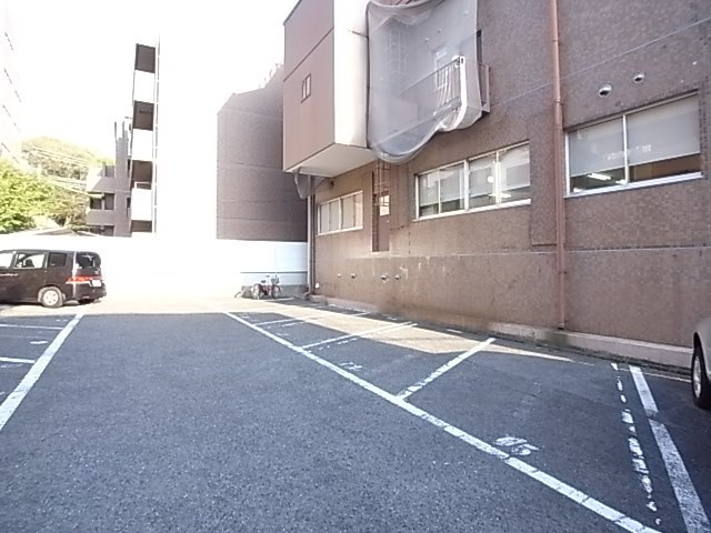 サンビルダー北野ザベースの駐車場