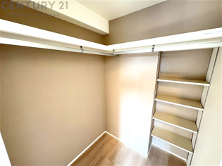 収納力が高く洋服や小物を整理しやすく、更衣室のように使え、部屋がすっきり保てます。収納の配置を自由に調整でき、換気性が良く防湿・防虫対策も可能。快適で機能的な生活空間を実現できます♪