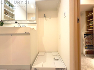 洗濯物の仕分け作業がしやすく、整理整頓が容易になります。洗濯音や湿気を他の部屋に持ち込まず、生活環境を快適に保ちます。上部を活用すれば収納スペースを確保でき洗剤や洗濯用品の整理もしやすくなります。