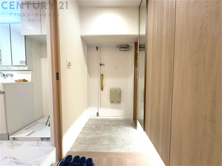 大きな玄関収納付きの玄関です　家族皆様の履物をしっかり収納できます　姿見付きでお出かけ前の身だしなみチェックに便利です