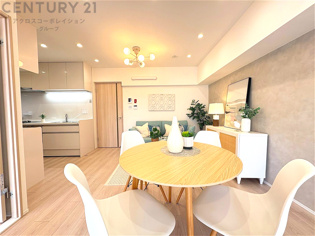 リビングダイニングは家族や友人とのコミュニケーションを楽しむ場所でくつろぎながら食事や会話を楽しめ、多目的に利用できリラックスできる空間です。家庭内の中心として機能し、快適な生活をサポートします。