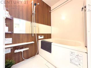 ユニットバスは省スペースでありながら、シンプルな設計と使いやすさを備え、簡便なメンテナンスが可能です。またミラー・小物置き場もあり便利です。