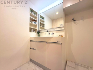 化粧品や洗顔料、歯ブラシなどの必需品をまとめて置ける収納スペースがあり、使用するたびに取り出す手間が省けます。また、水回りのため、濡れても大丈夫な素材が使用されており、お手入れが簡単です。