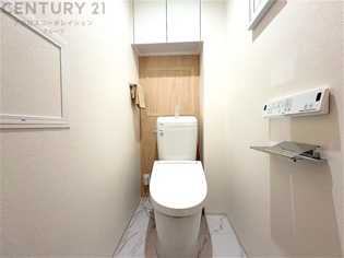 温水洗浄便座付トイレは温水洗浄機能により、暖かい水でおしりを洗浄することができ、冷たい水を使う従来の便座に比べ、温水洗浄機能で暖かいトイレを提供し、快適な使用を可能にします。