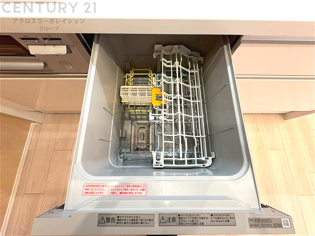 手洗いに比べて時間や労力を節約できることです。また、高温のお湯で洗浄されるため、雑菌や細菌を殺菌する効果もあります。さらに、乾燥機能があるため、手で拭く手間も省け衛生的に保管できます。