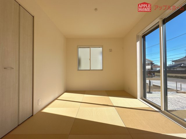 [新築住宅] 東松山市六軒町 全3棟の和室|広々とした居住空間は日々の暮らしを彩り、心のやすらぎと満足感を与えてくれます。通風と採光を考慮した設計は子供たちはのびのび育ち、家族でくつろぎと団らんを生み出します。