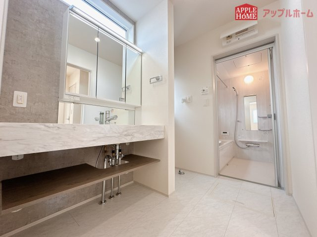 [新築住宅] 東松山市六軒町 全3棟の独立洗面台|ゆとりの洗面スペースで朝の身支度も快適スムーズに。３面鏡で髪のセットやお化粧もストレスなくこなせ、朝から気分良く通勤通学に向かえそうですね！鏡の裏にはたっぷりと収納スペースを標準装備