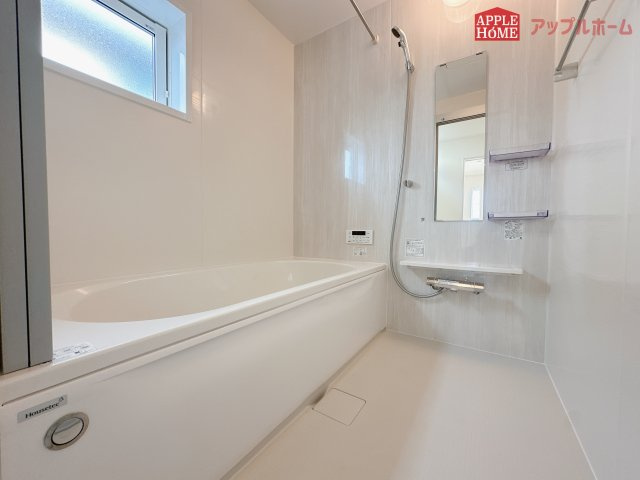 [新築住宅] 東松山市六軒町 全3棟の浴室|窓付きのバスルームは、採光もあり明るく気持ちの良い空間です。窓があることで、換気環境も良好。掃除もスムーズに出来ます