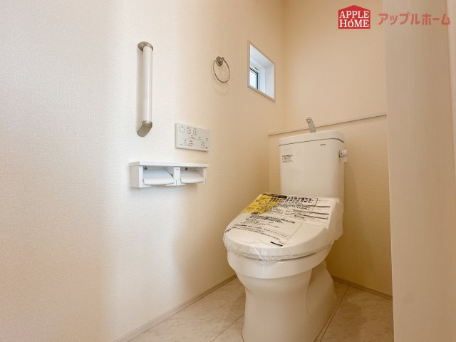 [新築住宅] 東松山市六軒町 全3棟のトイレ|白を基調とした清潔感のある明るい空間。温水洗浄便座付きで、毎日快適・清潔に使用できます。操作しやすい壁面リモコンを採用しています。