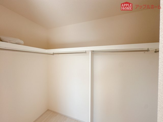 [新築住宅] 東松山市六軒町 全3棟の収納|お洋服を大切にされる方に大変喜ばれる、ウォークインクローゼット。お洋服以外にも掃除機やスーツケースなどを一箇所に集約できるのは魅力ですね！扉が一箇所ですので、お部屋の見た目にもスッキリ！
